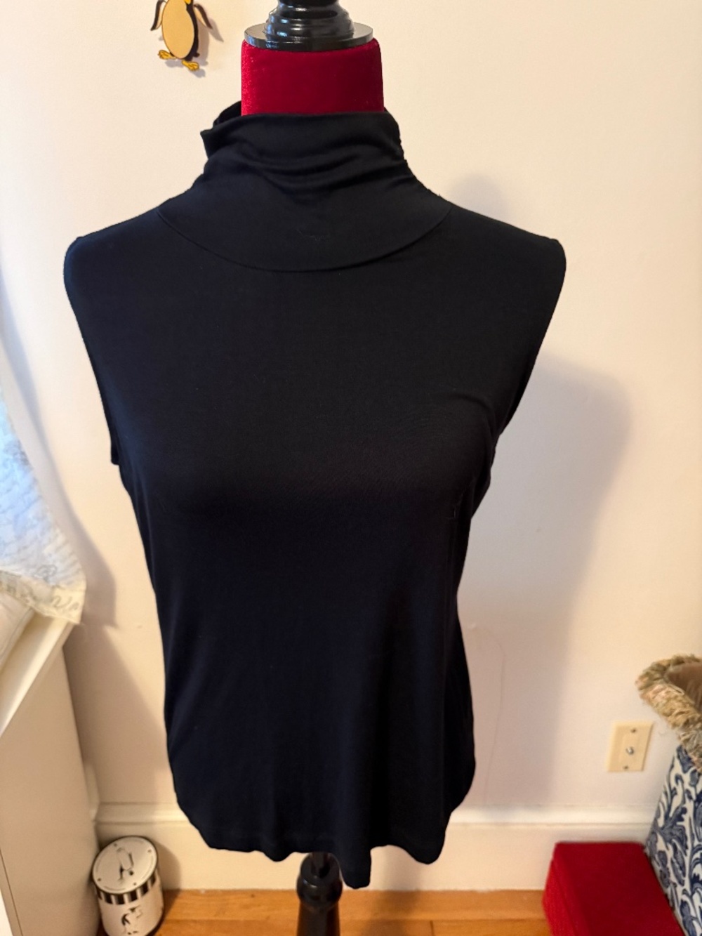 Joseph A wms Sleeveless high neck Top size med NWT